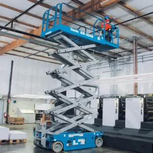 GS-2646-E-Drive-Electric-Scissor-Lift-Working-with-deck-extended