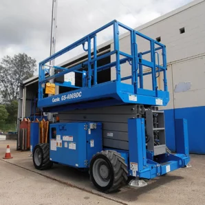 GS-2669-DC-Electric-Bi-Energy-Scissor-Lift-Machine-in-yard