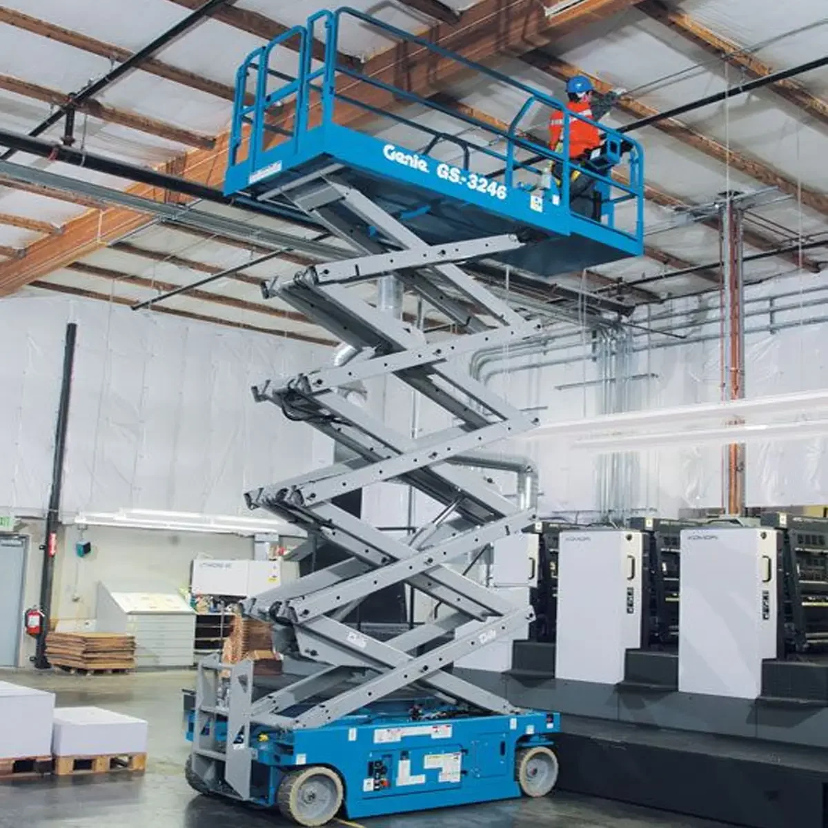 GS-3246-E-Drive-Electric-Scissor-Lift-Working-with-extended-deck