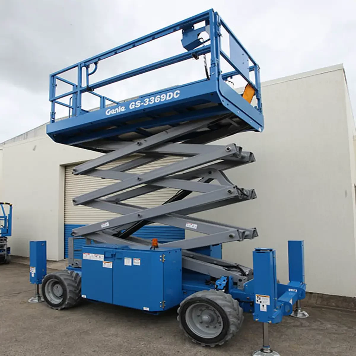 GS-3369-DC-Electric-Bi-Energy-Scissor-Lift-Maching-on-rough-terrain