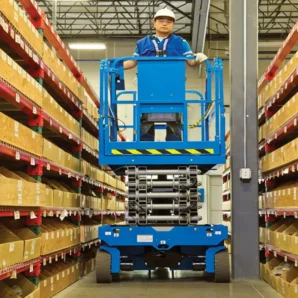 GS-4046-E-Drive-Electric-Scissor-Lift-Working-in-narrow-aisles