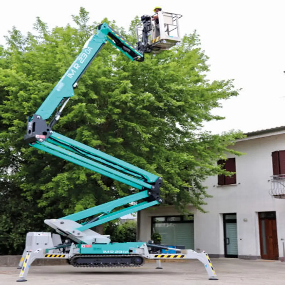 IM-R-23-DA-Spider-lift-with-Double-Articulation-Boom-Working-on-trees-outside