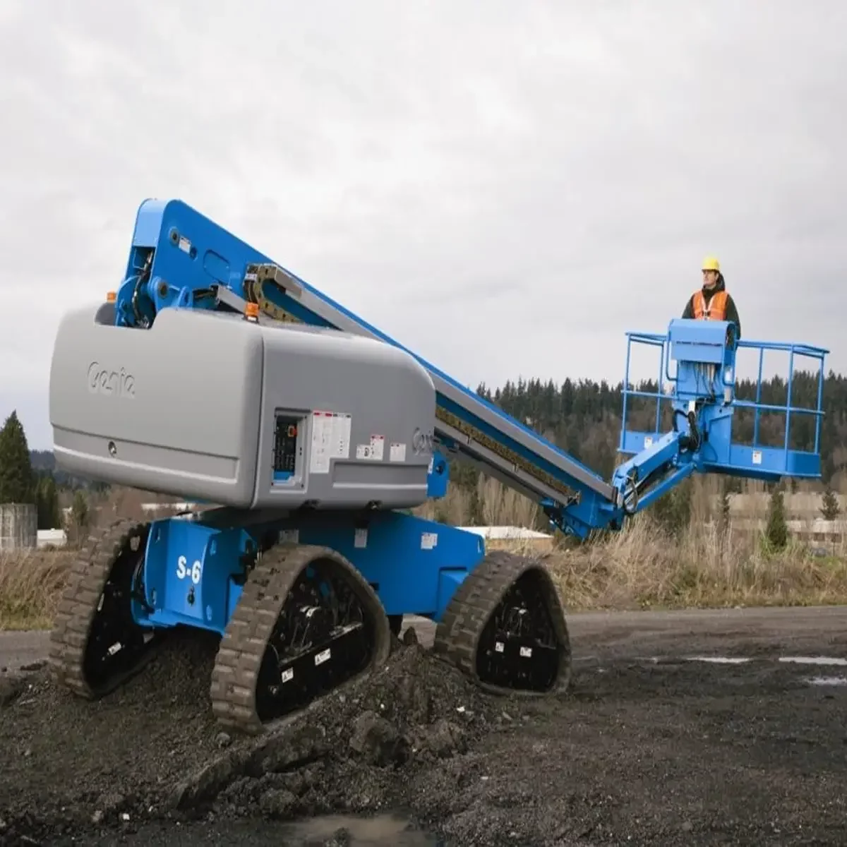 S-65-TraX-Telescopic-Boom-Lift-on-rough-terrain-